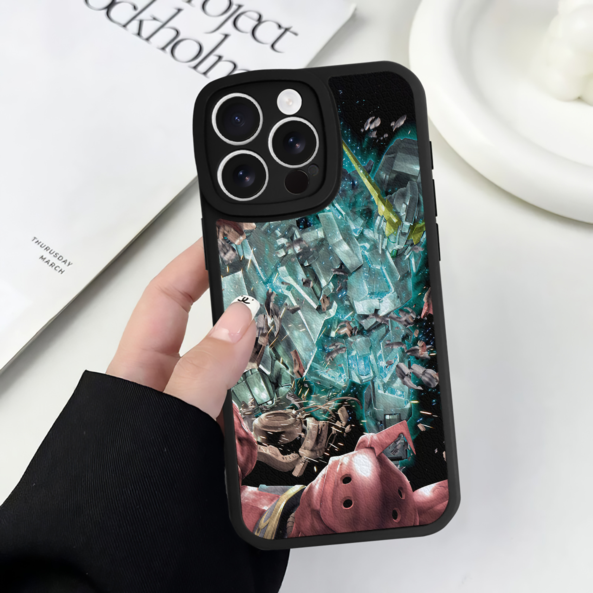 （画像用） 機動戦士ガンダム Mobile Suit Gundam 【iPhone 16シリーズ対応】シリコンスマホケース（レザー調） 材質：シリコン